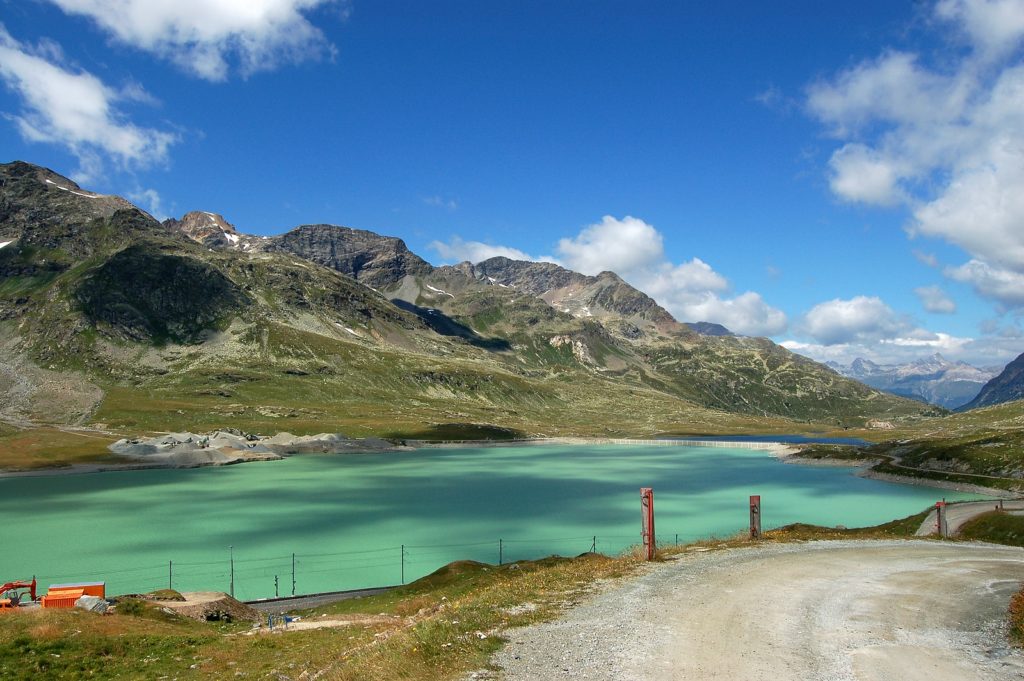 Lago bianco visto de Poschiavo. Foto: Alberto SevenOnSeven / Bigstock