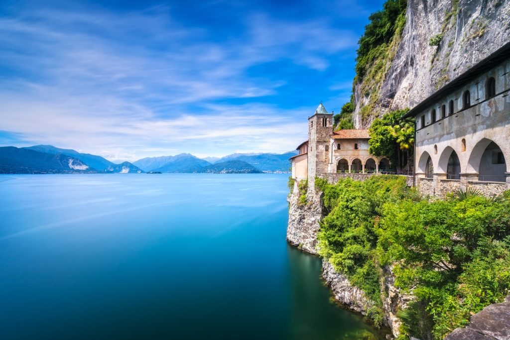 Mosteiro de Santa Caterina del Sasso - Lago Maggiore. Foto: Stevanzz / Bigstock